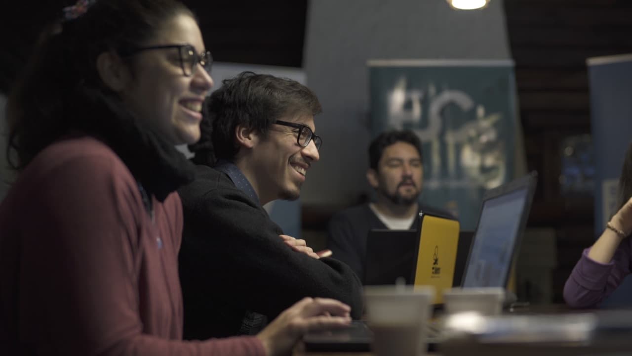 Equipo del programa trabajando de forma colaborativa.