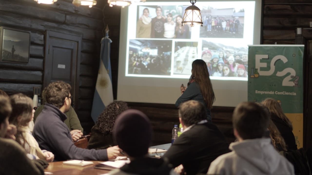 Presentación del programa Emprendé Conciencia ante las participantes.