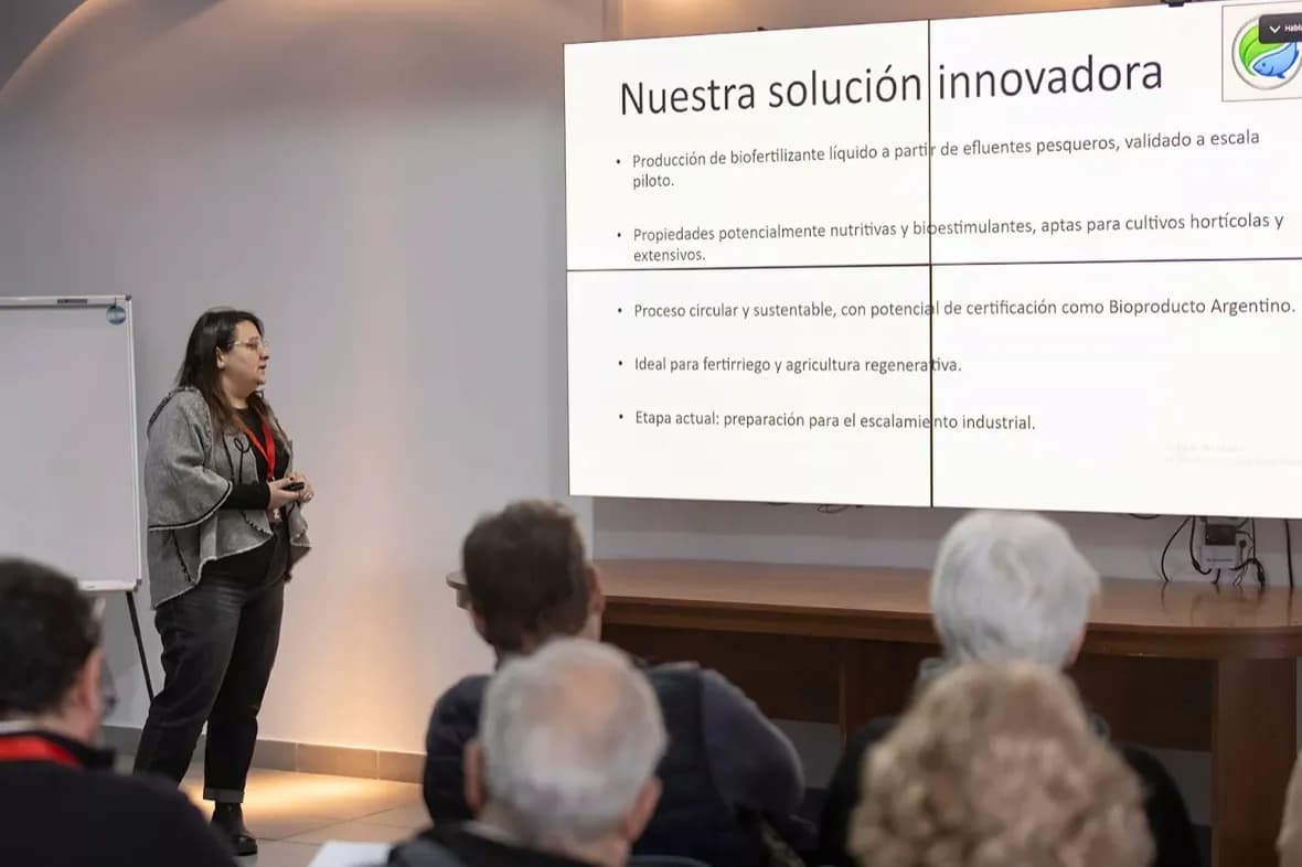 Presentación del proyecto de revalorización de desechos pesqueros ante el público.