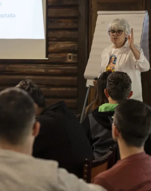 Facilitadora exponiendo frente a un grupo durante un encuentro de la Fundación