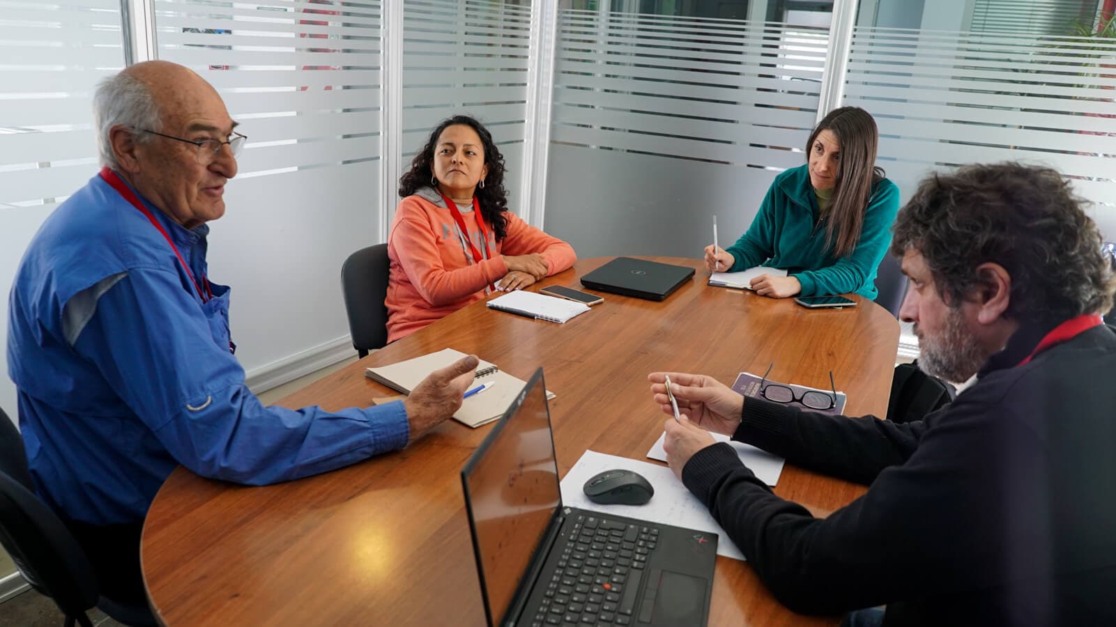 Equipo de la Fundación INVAP junto a las letras EC2